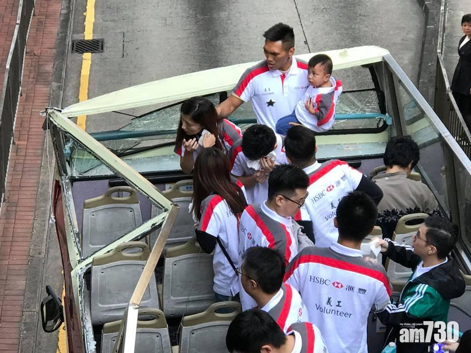 觀光巴士北角撞行人天橋樓梯