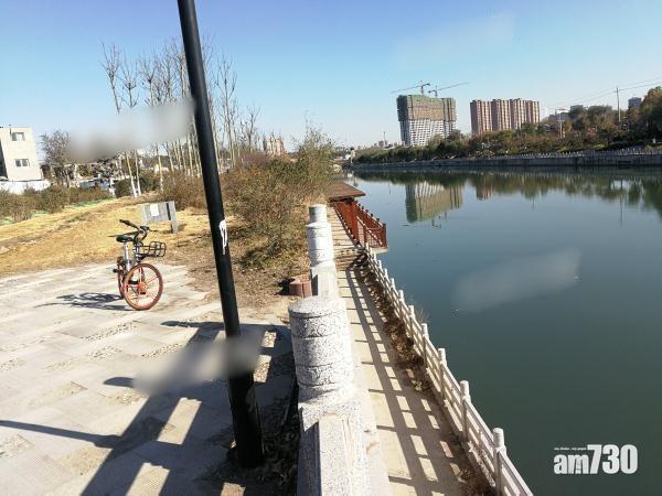 丟單車落河勾住衫 山東漢墮地骨折