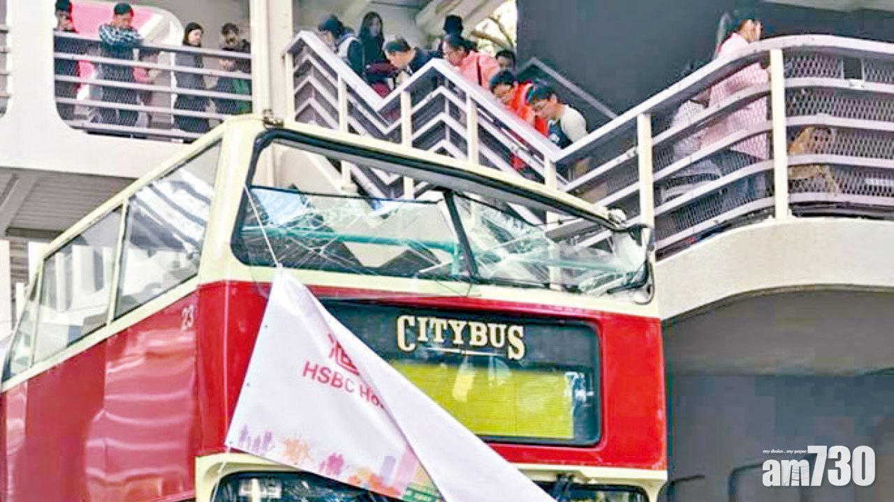 觀光巴士北角撞天橋7人傷