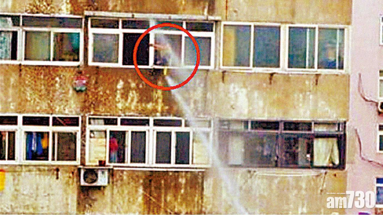 男子危站欲輕生 消防員水炮推入屋