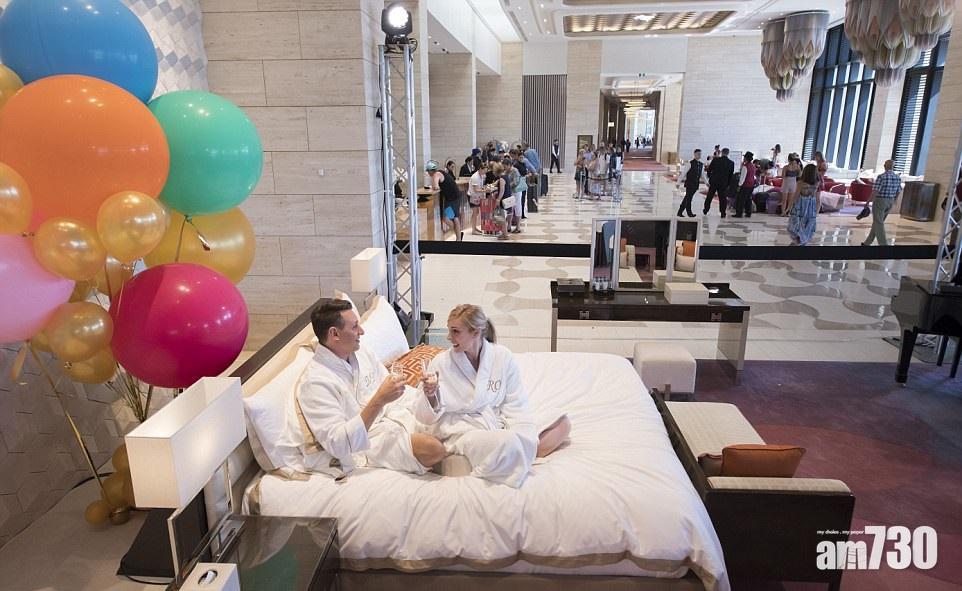 大堂開房興致高 