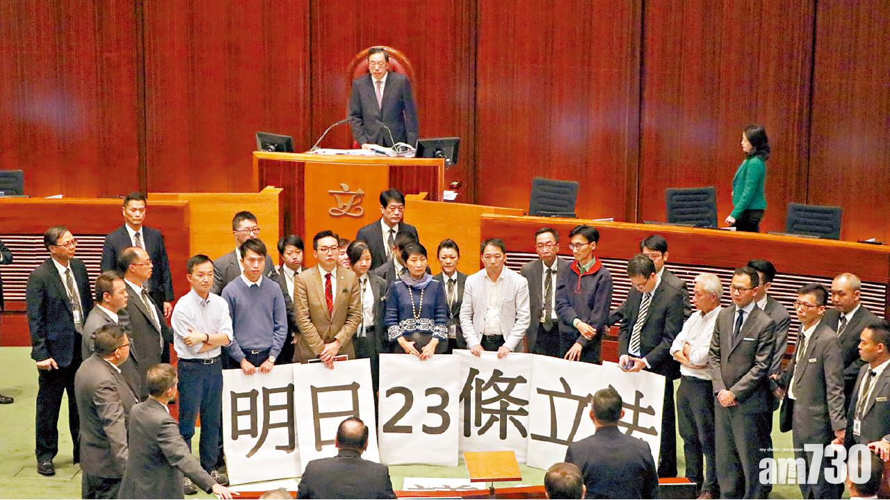 議規戰開打 會議三度暫停  民主派佔主席台前被抬走
