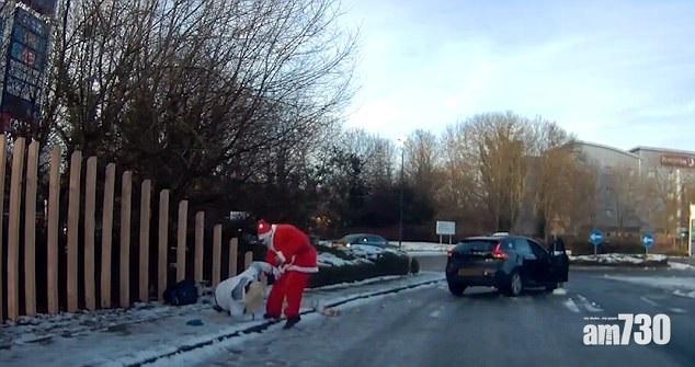 【有片】呵呵呵！聖誕老人急停車 勇救雪地跣低佳人