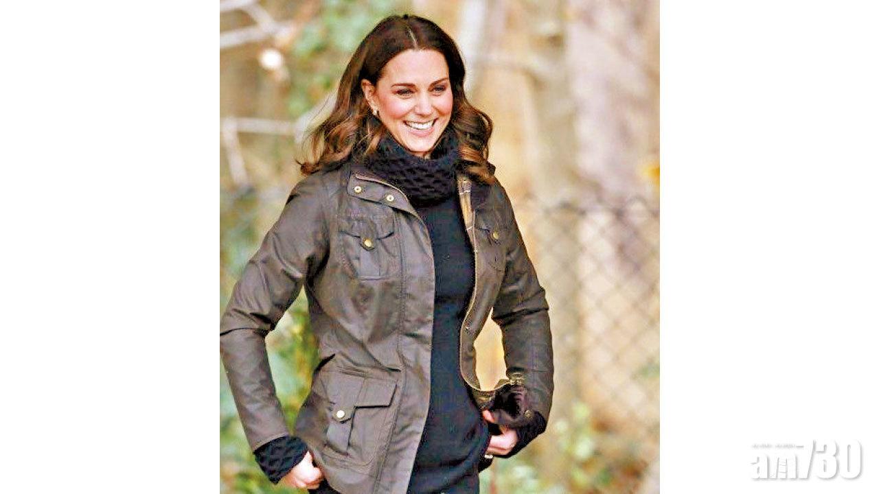 學凱特型著風褸 