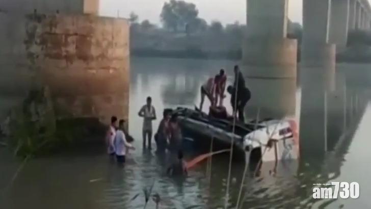 印度巴士墜河　最少32人死亡