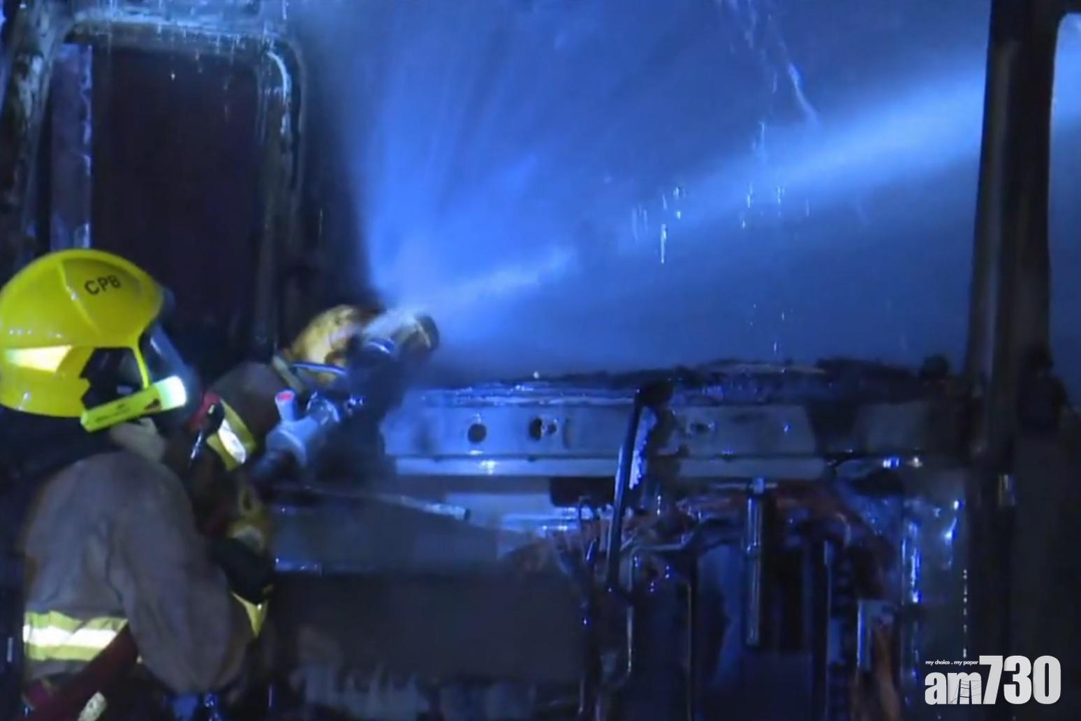 屯門露天停車場4中型貨車焚毀