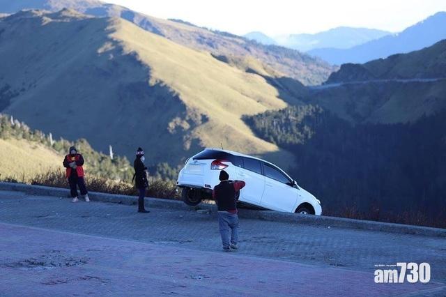 疑尿急踩錯油門　港男險同女友墮合歡山