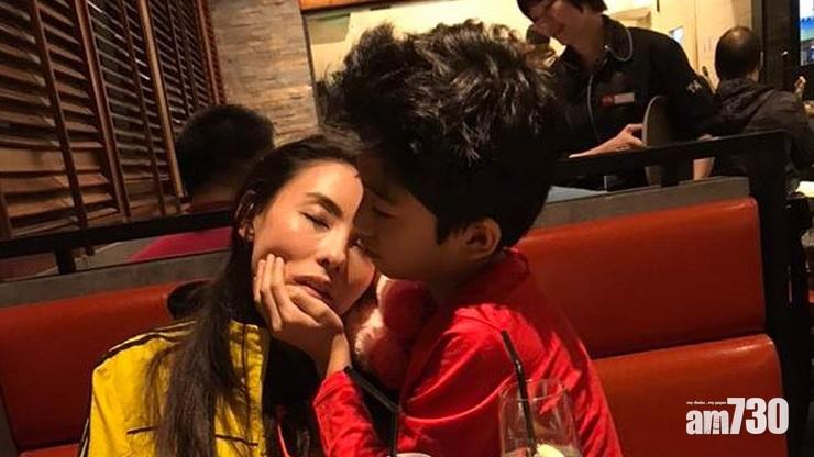 【即時娛樂】栢芝攰到食飯瞓著 Lucas幫佢撩牙