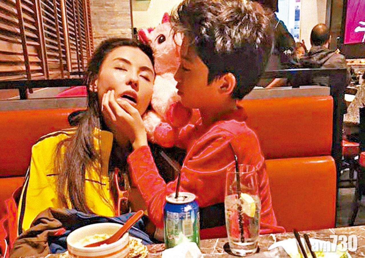 好媽媽栢芝食飯瞓著 Lucas幫撩牙