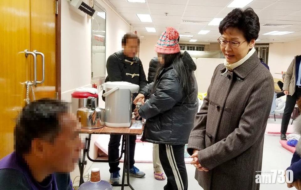林鄭月娥昨晚到避寒中心探望市民