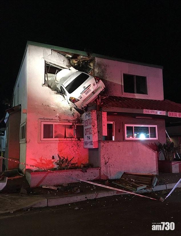 特技？私家車飛起直插2樓