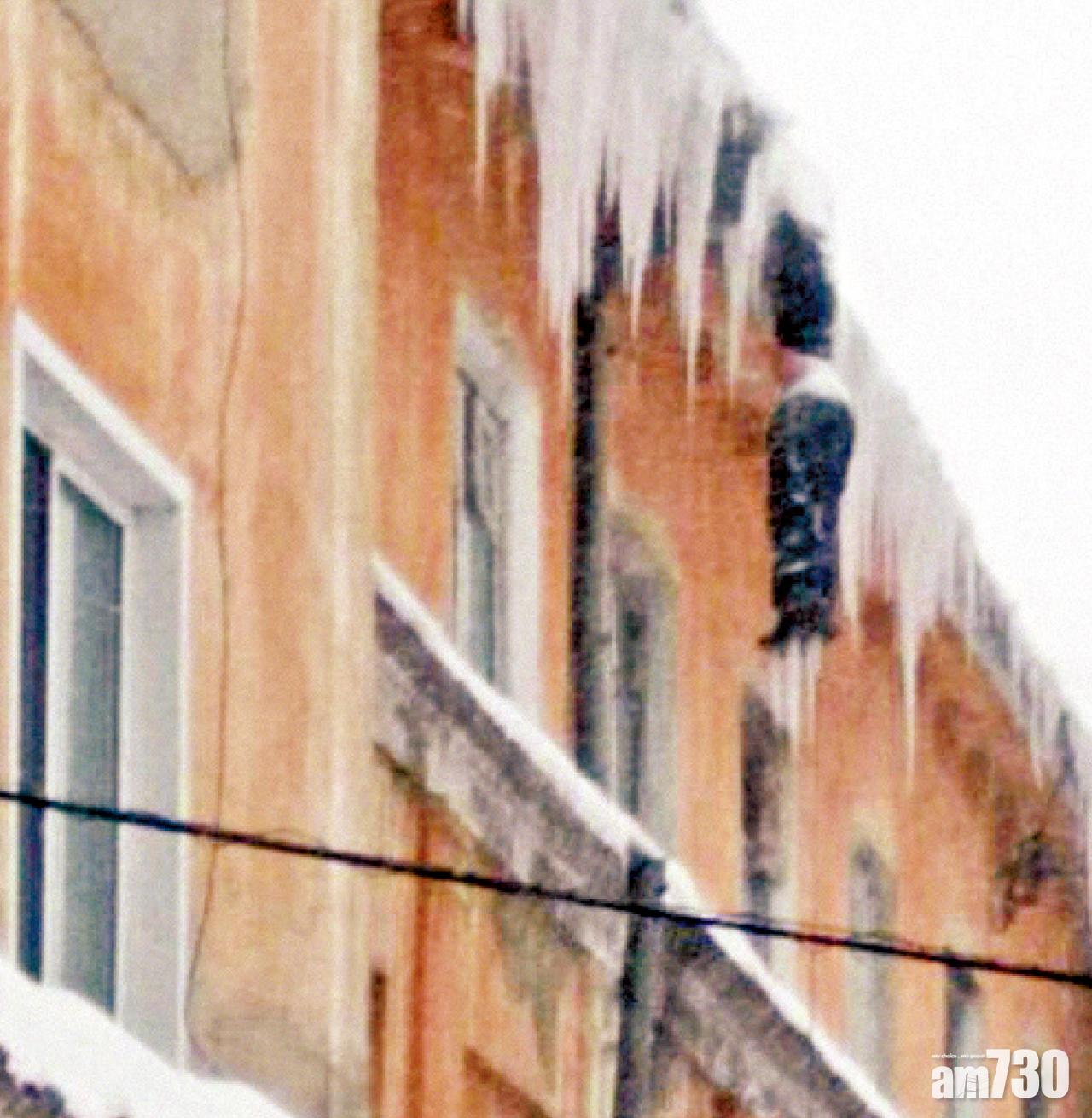 頭披雪腳結冰掛天台 俄攀爬高手離奇死亡