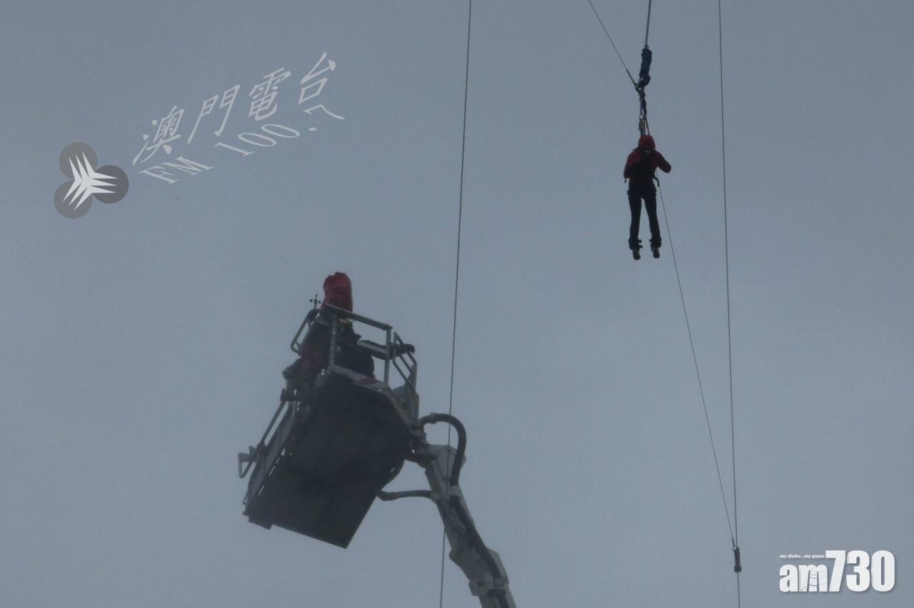 【真難忘】男子澳門跳笨豬跳困半空