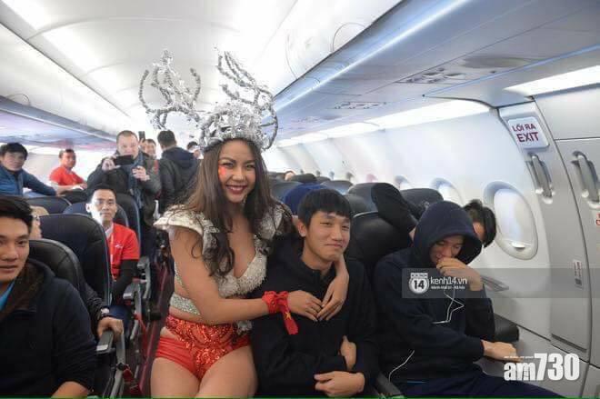 【多謝晒】比堅尼女郎空中行騷歡迎　越南小國腳勁尷尬