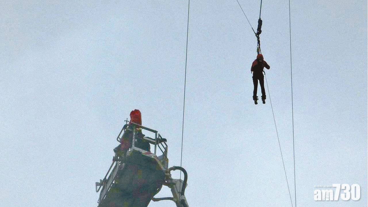 澳門旅遊塔高飛跳故障 男子冒寒困半空一小時