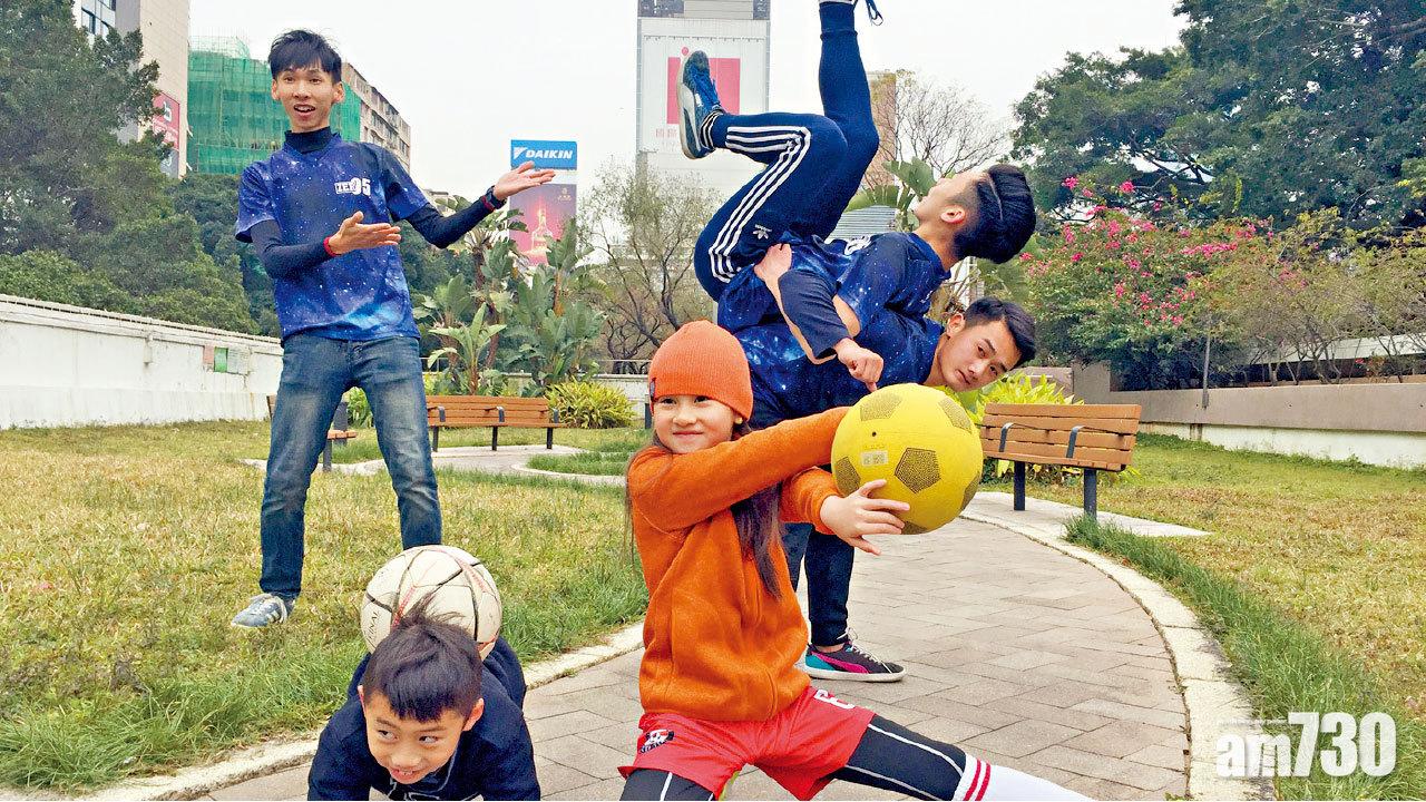 賀歲巡遊初一舉行 小姊弟苦練花式足球獻技