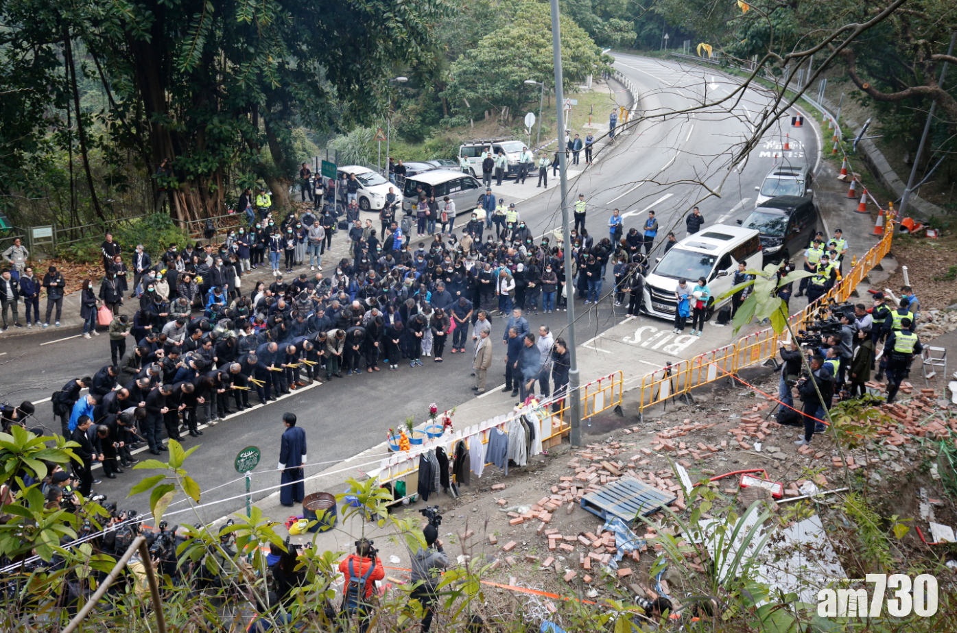 近百人到場路祭 九巴撥一千萬元予死傷者家屬