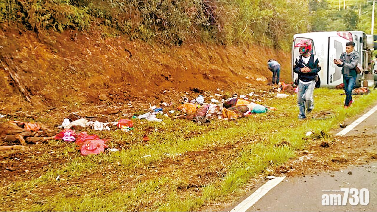 印尼巴士溜後滾落山坡 27死16傷 