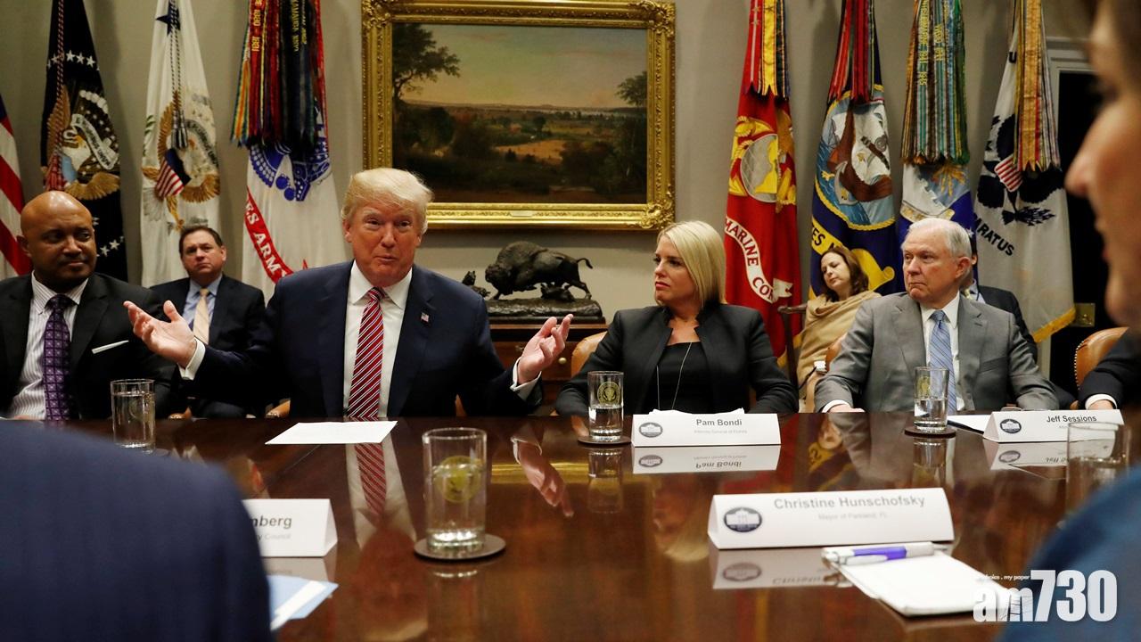 特朗普籲向帶槍上課教師發獎金  教師組織批評將學校變成武裝堡壘