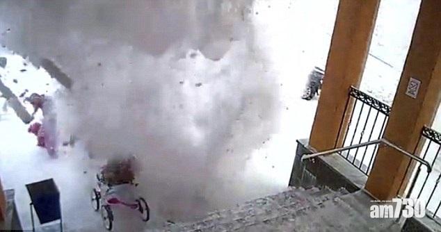 【有片】巨大積雪從高處塌下 壓倒2女1幼兒