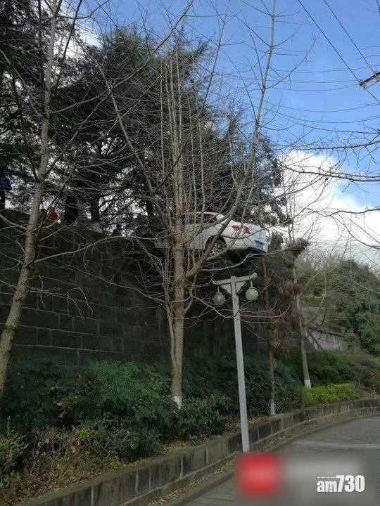 川女泊車冇拉手制 私家車溜前險墮7米地