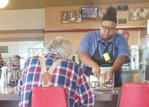 【善有善報】幫老伯切食物 女侍應獲12.5萬獎學金