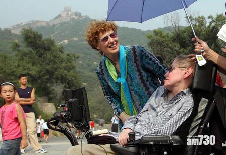 【霍金逝世】曾三訪中國　首登長城由學生抬上八達嶺