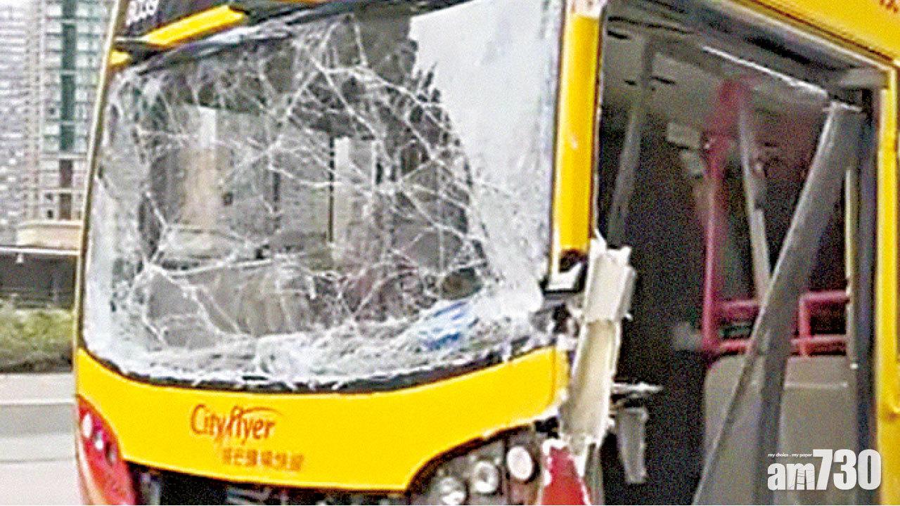 機場巴士撞欄9輕傷