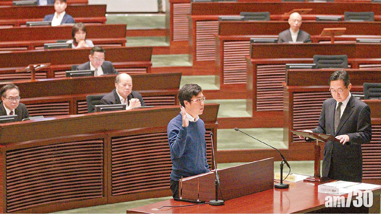 區諾軒宣誓 葉劉叫口號抗議