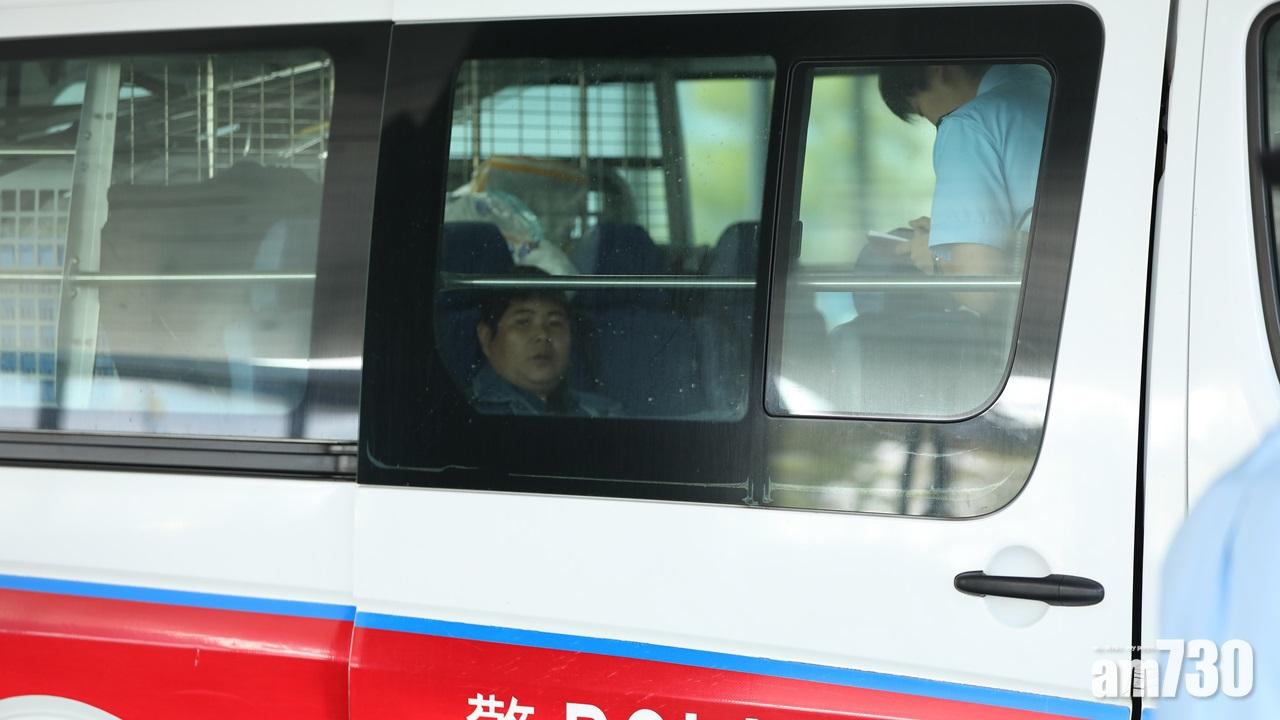 男子立會外燒報紙被捕