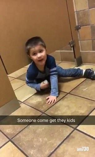 【超尷尬】男童從地下爬入廁格：叔叔幫我洗手