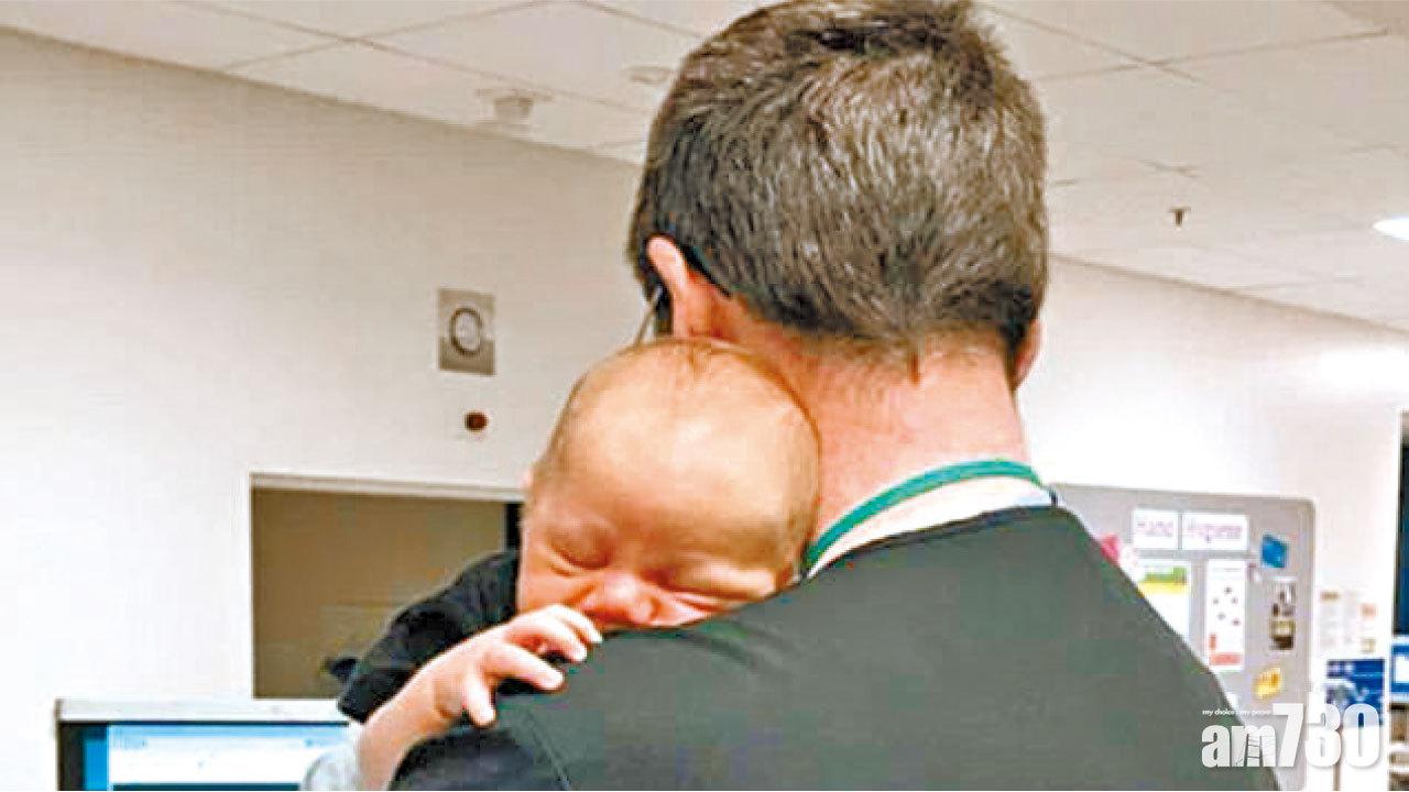 邊工作邊抱熟睡B 紐愛心醫生受讚揚