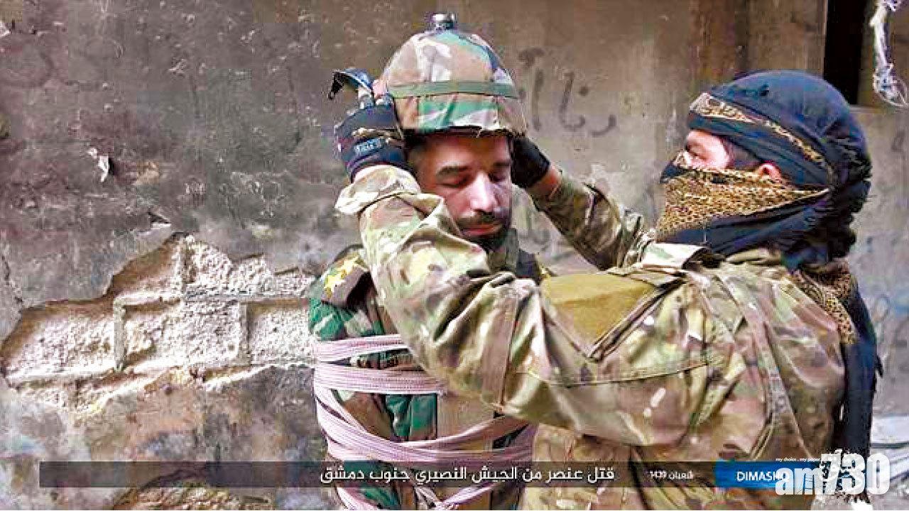 俘虜綁炸藥 IS發射「人肉飛彈」