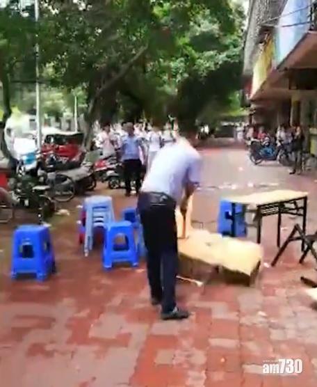  【惡霸咁款】汕頭城管砸枱櫈暴力執法