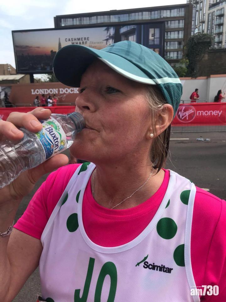 【補水補過量】53歲婦跑馬拉松 逐個補給站飲水險死