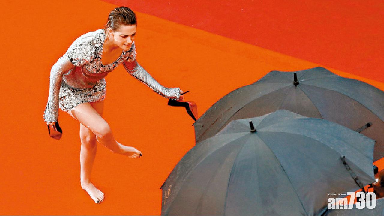 打呵欠除鞋赤腳  姬絲頓隨意舉動勁搶鏡