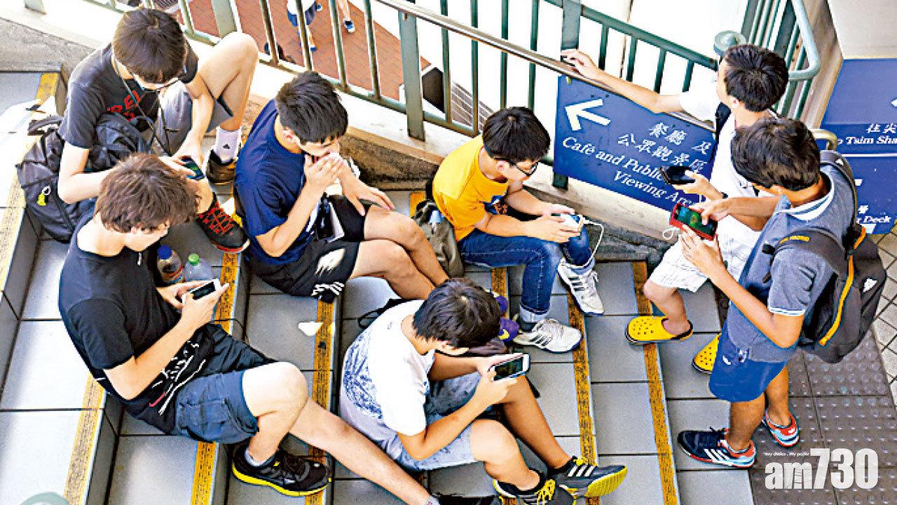 三成半港青日花逾3小時 即時通訊媒體與友溝通