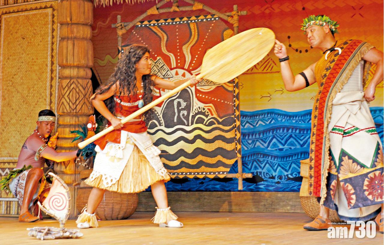 賓客打鼓吶喊助造勢  迪園魔海奇緣慶典上演