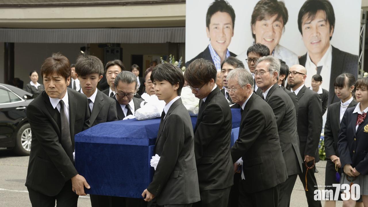 西城秀樹出殯 過萬粉絲獻花送別
