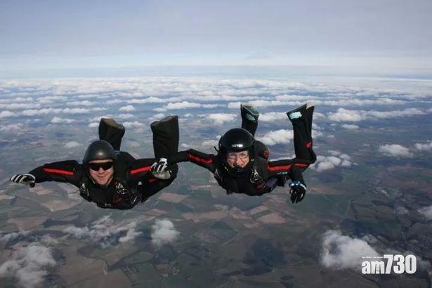 【殺妻不遂】丈夫破壞跳傘　英婦憶述可怕經歷：未跳已感不妥