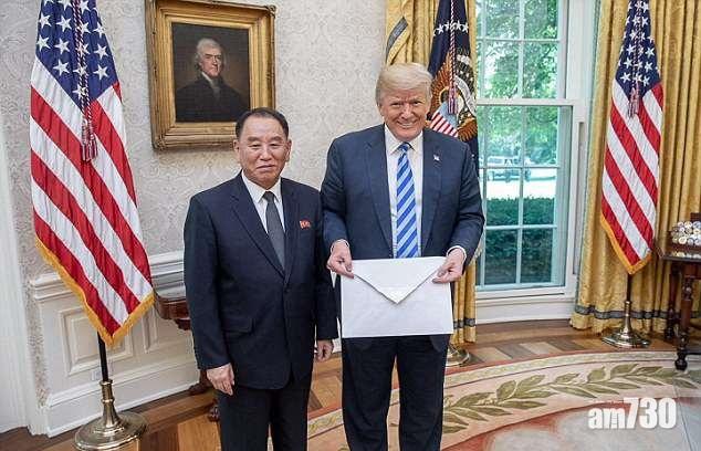 特朗普收「大信封」 網民：金正恩故意