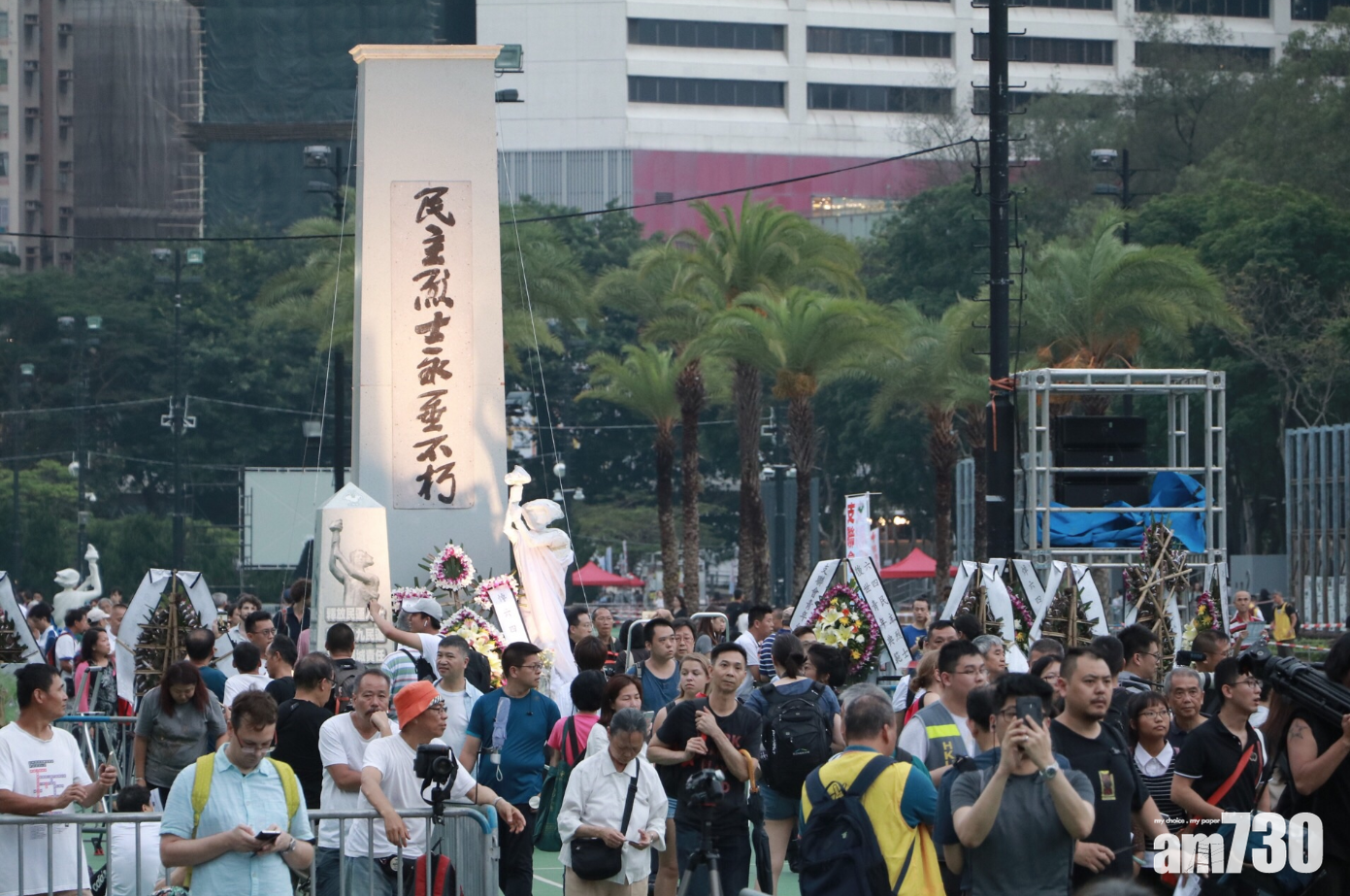 市民陸續到維園出席六四晚會