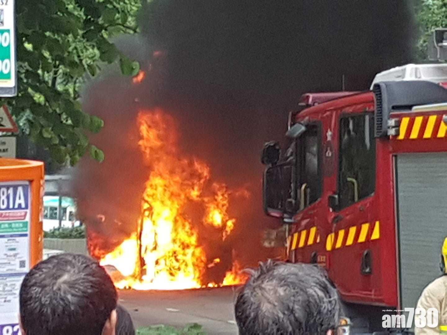 柴灣道輕型貨車陷火海 司機及時逃生