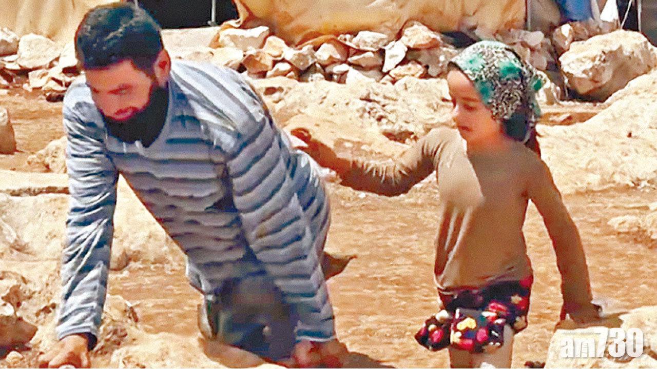 與傷殘父棲身難民營 敘女童罐頭當義肢