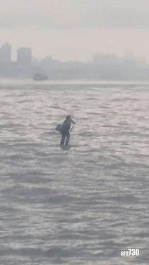 【有片】為省船費 美漢划浮板橫過紐約河
