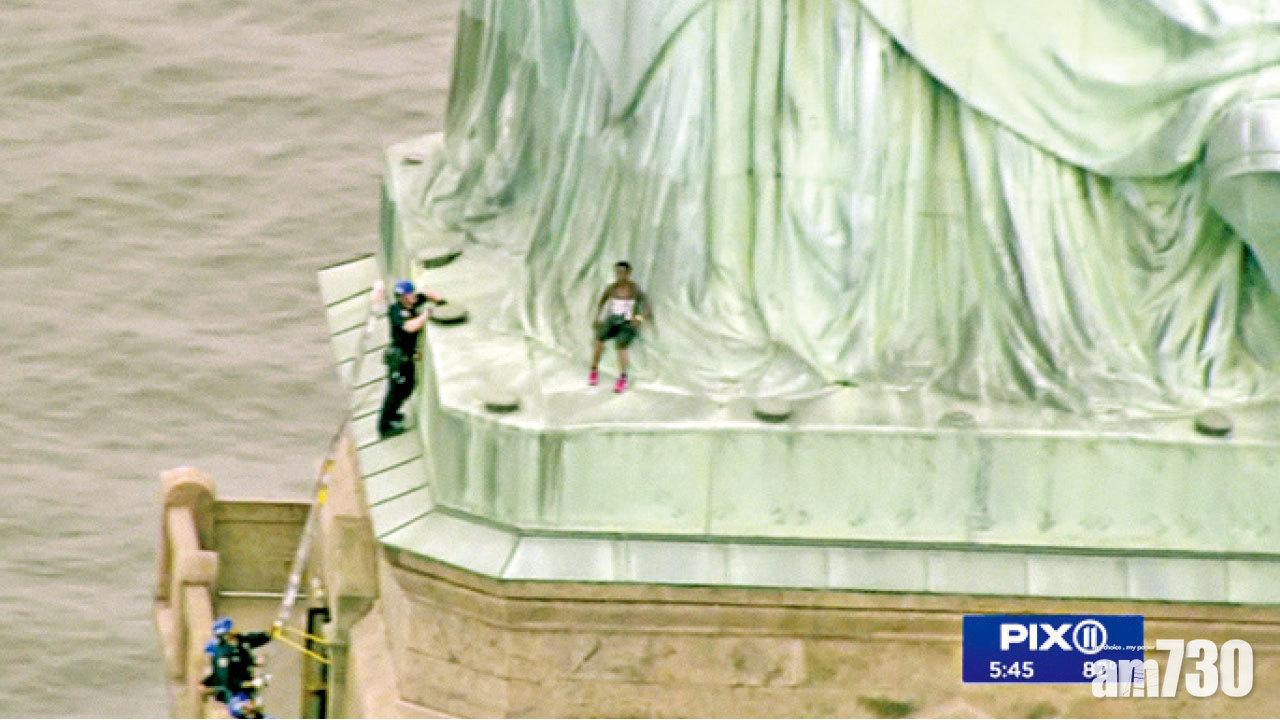 抗議骨肉分離政策 美婦攀自由神像