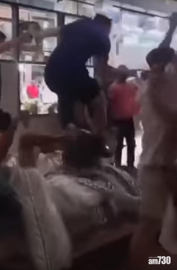 【失禮街坊】英格蘭球迷闖IKEA慶祝 亂跳亂踩陳列品