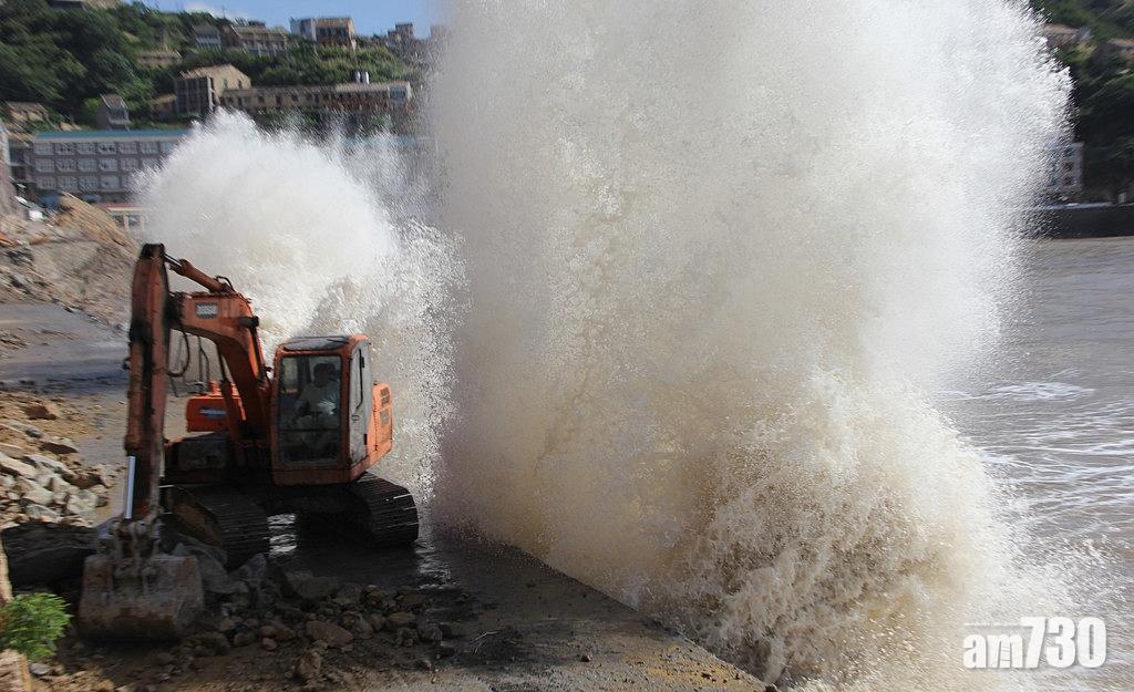 瑪莉亞登陸福建 多班航班取消岸邊掀巨浪