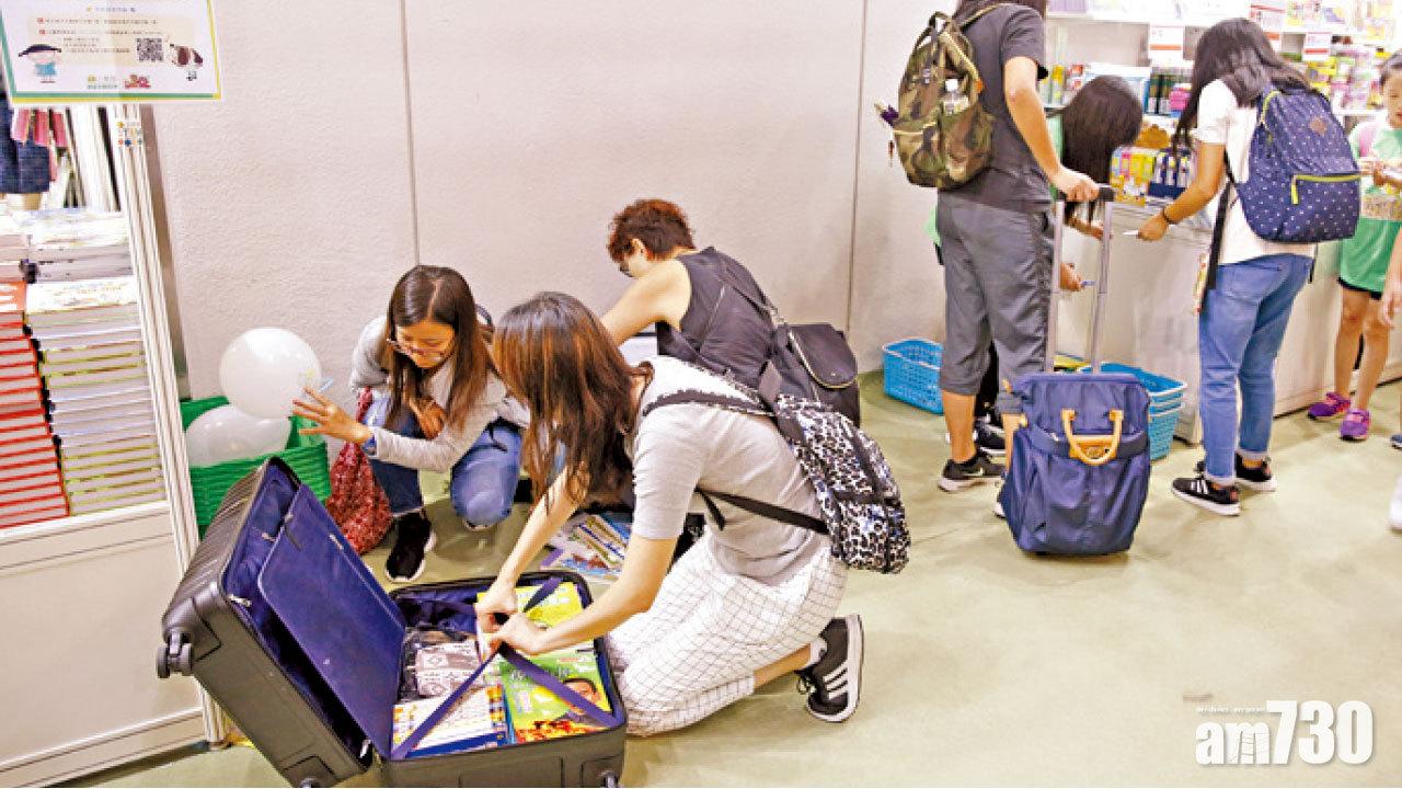 家長拖喼掃貨 補充練習攤位現人龍