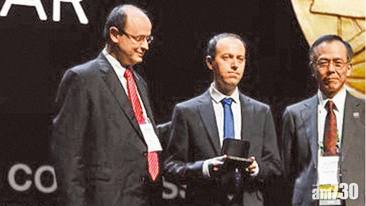 歷戰亂庫族難民 獲數學諾貝爾獎